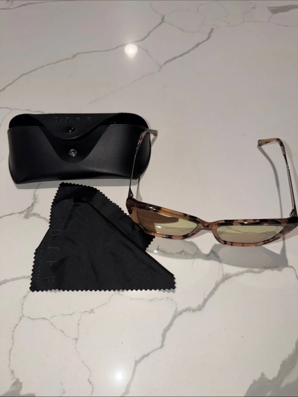 Diff Eyewear Tortoise Cat-Eye Sunglasses with Black Case